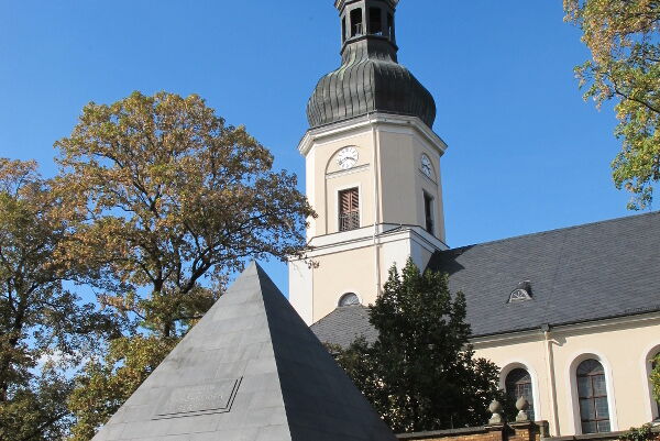 Pyramide von Eberstein hinter der Gedächtniskirche